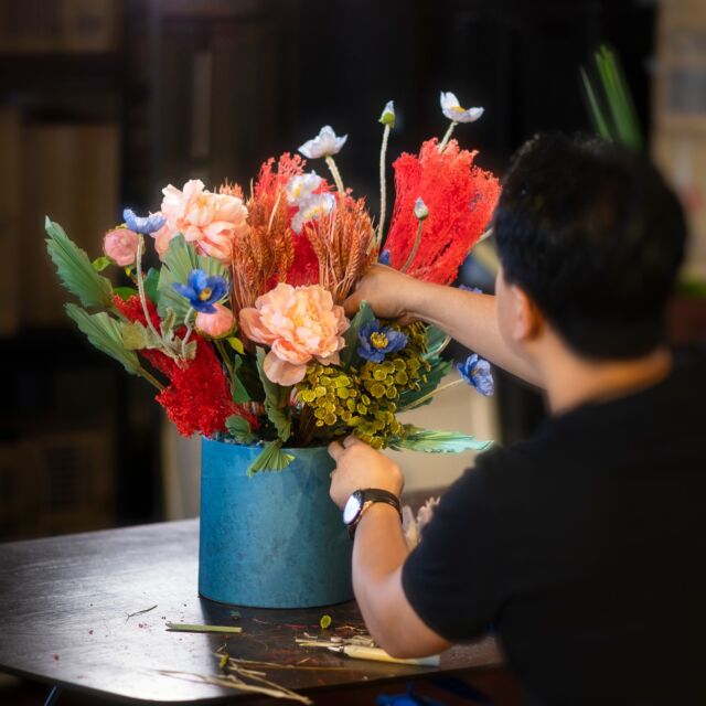 Silk and preserved flowers, though not living, breathe life into innovative designs their natural counterparts cannot. They offer a surreal blend of simplicity and beauty, casting new perspectives that delight the eye and stir the imagination.

#beatofiore #floralart #flowers