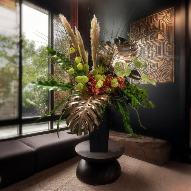 Flowers are mirrors to the soul, reflecting the ambiance and our deepest emotions. Pause for a moment, breathe in the myriad hues and forms, lose yourself in the world, and indulge in nature’s reflective essence.

#beatofiore #floralart #flowers #beato #floristsg