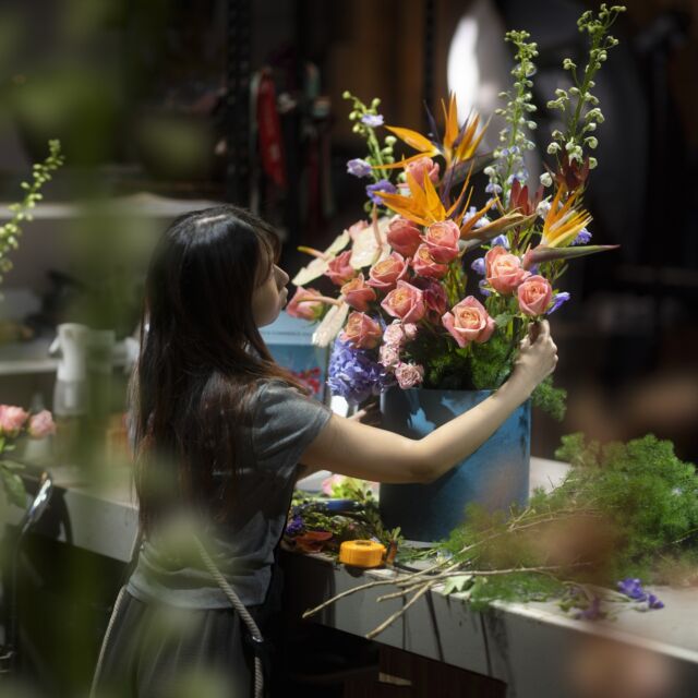 Styling flowers takes a certain kind of focus, like getting in the zone where everything just clicks—the right vibe, structure, and feeling that match the moment or the person you’re gifting. It’s all about making something that doesn’t just look good but makes the giver stand out, shining brighter than any other gift in the room.

#beatofiore #floralart #flowers #beato